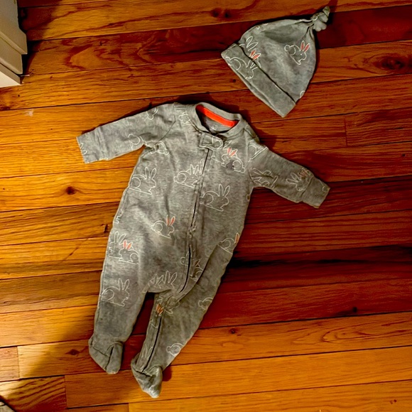 Baby GAP outfit with matching hat - Picture 2 of 6